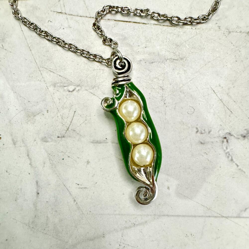 Peas In A Pod Necklace Silver Tone Green Enamel 3 Faux Pearl Pendant 18" Chain